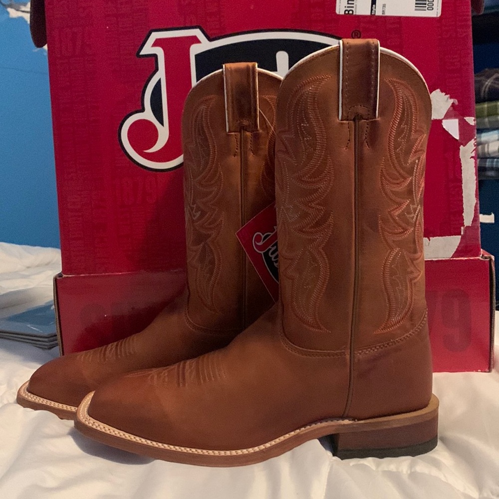 NWT Justin distressed boots